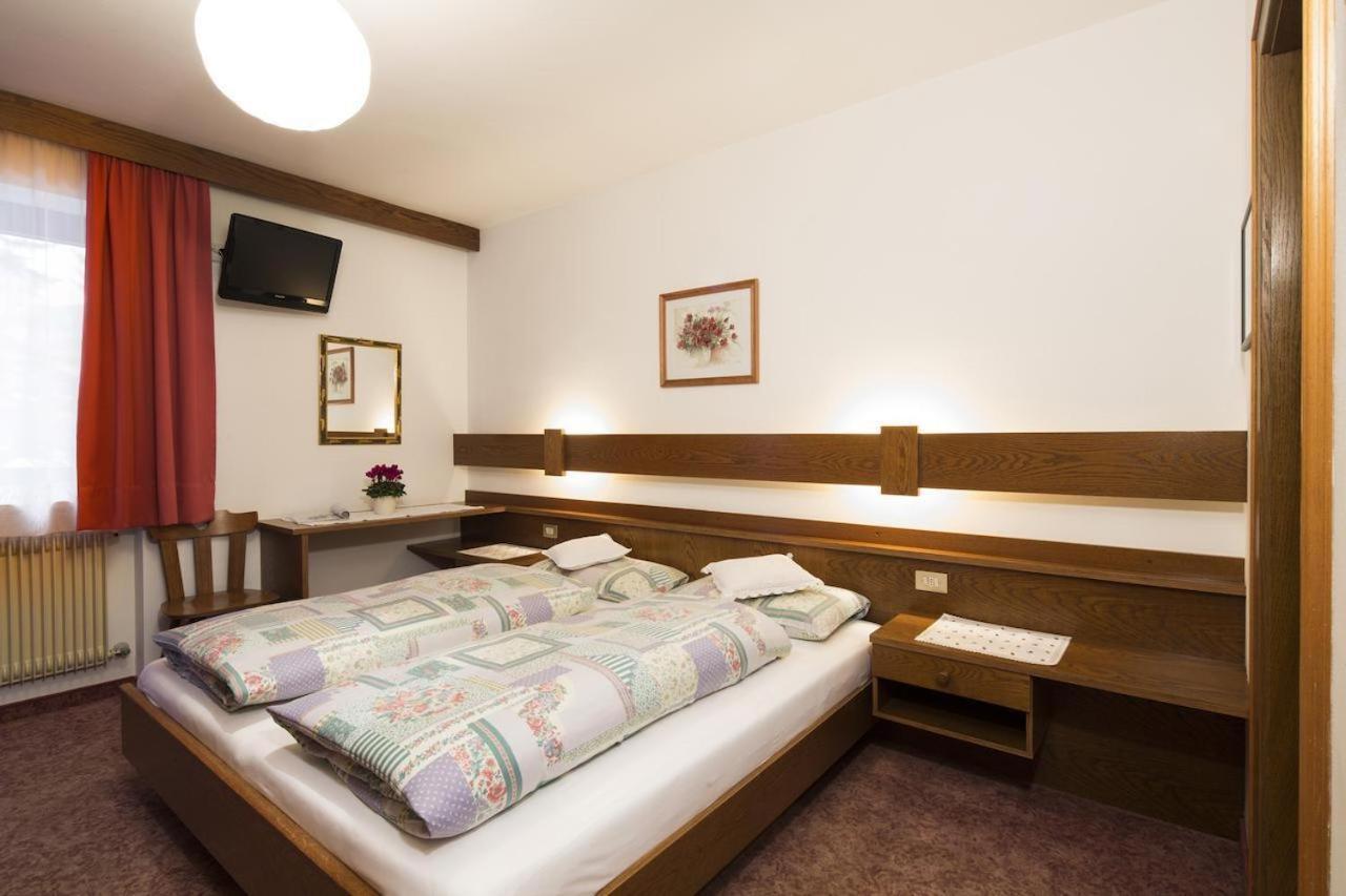 Hotel Ciasa Iris Colfosco Habitación foto