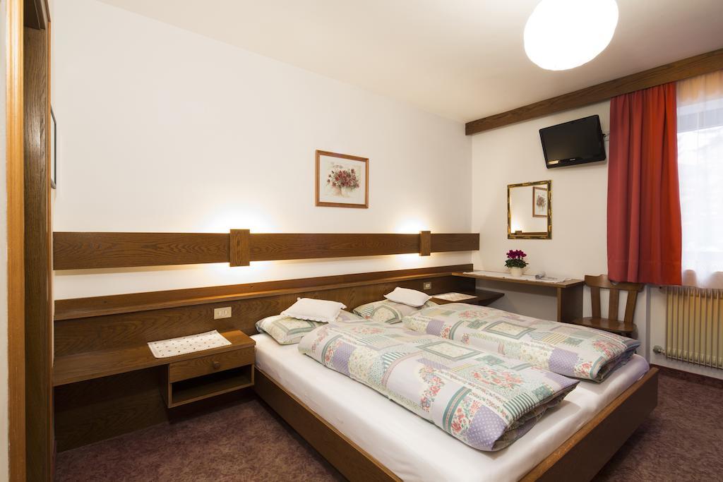 Hotel Ciasa Iris Colfosco Habitación foto