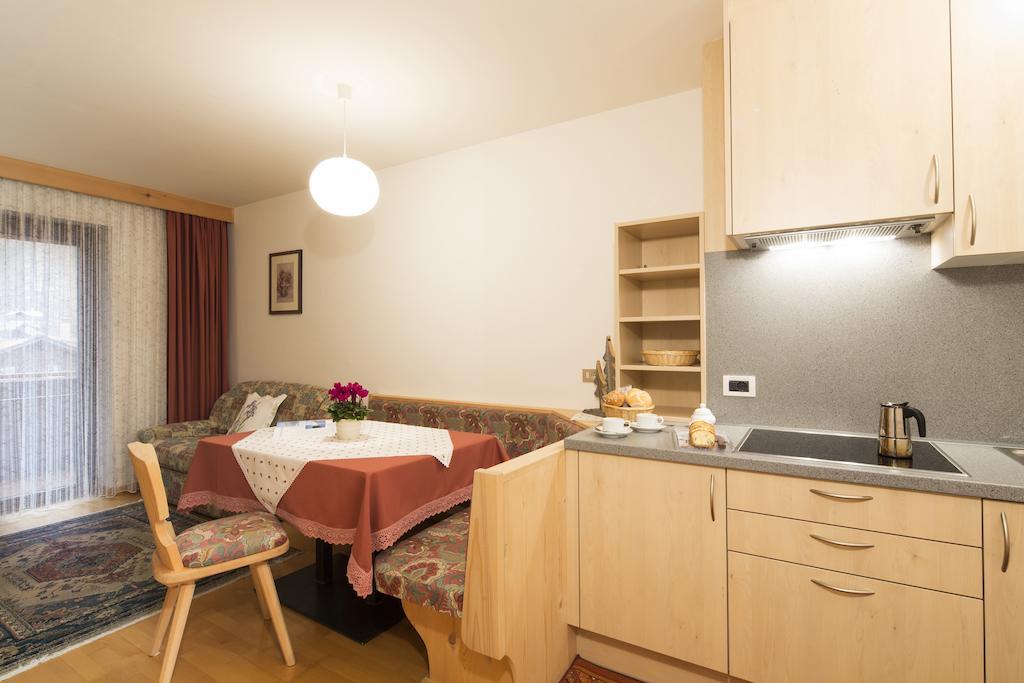 Hotel Ciasa Iris Colfosco Habitación foto
