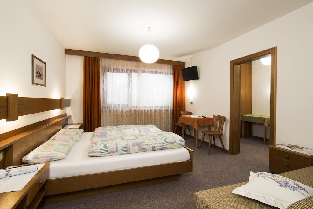 Hotel Ciasa Iris Colfosco Habitación foto